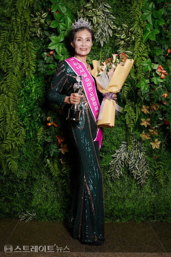▲‘제9회 인터내셔널 슈퍼퀸 모델콘테스트’ 부산 본선 퀸 수상자 구현서가 단독 포토타임을 가졌다. / 양용은 기자 taeji1368@naver.com