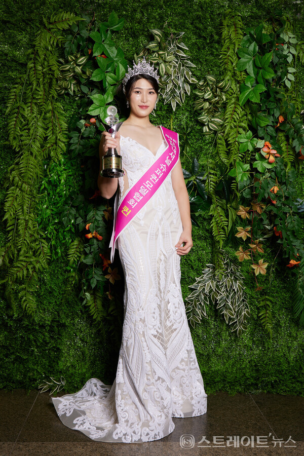 ▲‘제9회 인터내셔널 슈퍼퀸 모델콘테스트’ 부산 본선 퀸 수상자 김태린이 단독 포토타임을 가졌다. / 양용은 기자 taeji1368@naver.com
