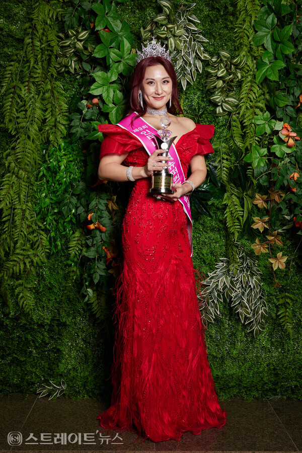 ▲‘제9회 인터내셔널 슈퍼퀸 모델콘테스트’ 부산 본선 퀸 수상자 이미례가 단독 포토타임을 가졌다. / 양용은 기자 taeji1368@naver.com