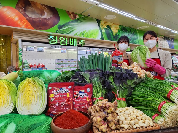 농협 하나로마트가 김장철을 맞아 오는 10일부터 12월 7일까지 '하나로 명품김장' 행사를 열고 김장 주·부재료 260여개를 최대 40% 할인 판매한다.(제공=농협)