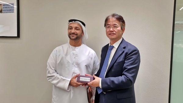 이동환 고양특례시장과 무바달라개발공사 아미어 알 아와디 고객관계매니저가 악수하는 모습/사진=고양시청