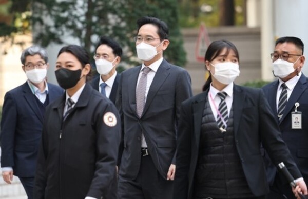 지난 10일 오전 서울중앙지법에서 열린 '회계부정·부당합병' 1심 속행 공판에 출석하는 이재용 회장(제공=연합뉴스)