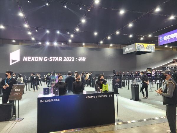 참관객들이 입장하기 전 넥슨이 마련된 부스가 막바지 준비 중이다. [신용수 기자]