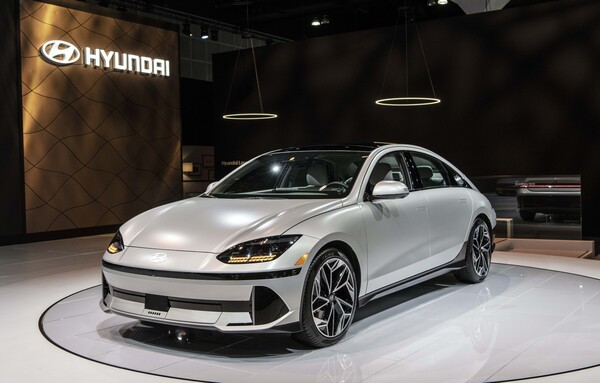 지난 17일(현지시각) 미국 LA 컨벤션 센터에서 열린 '2022 LA 오토쇼'에서 현대자동차의 아이오닉 6(사진)가 북미 최초 공개됐다. 현대자동차그룹 제공