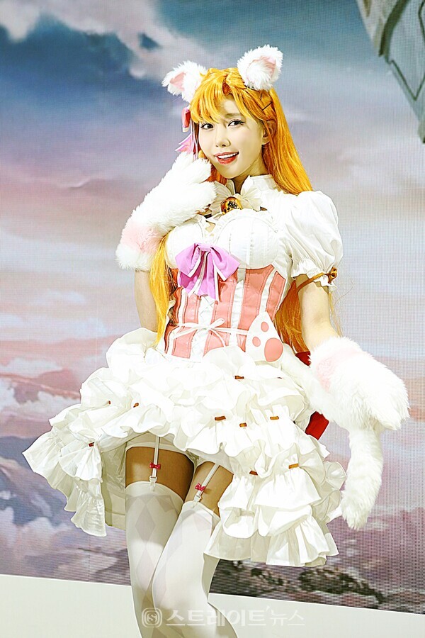 ▲벡스코 제2전시장 즈룽게임 부스에서 모델 이시아가 ‘랑그릿사’ 크리스 게임 캐릭터 코스프레를 하고 멋진 포즈를 취하고 있다.(지스타 2022) / 양용은 기자 taeji1368@naver.com