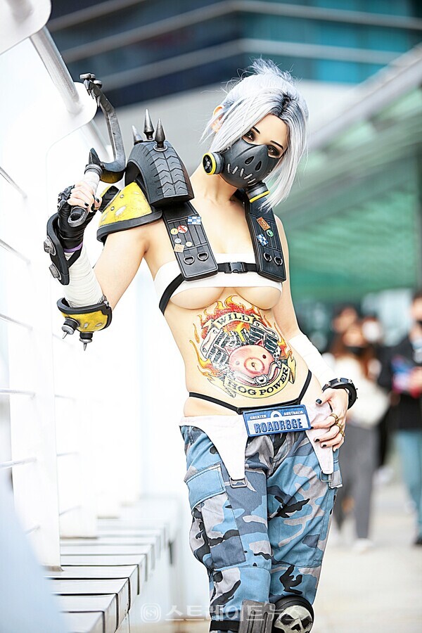 ▲19일 부산 해운대구 우동 벡스코에서 유명 코스플레이어 마이부(MyBoo)가 멋진 포즈를 취하고 있다.(지스타 2022) / 양용은 기자 taeji1368@naver.com