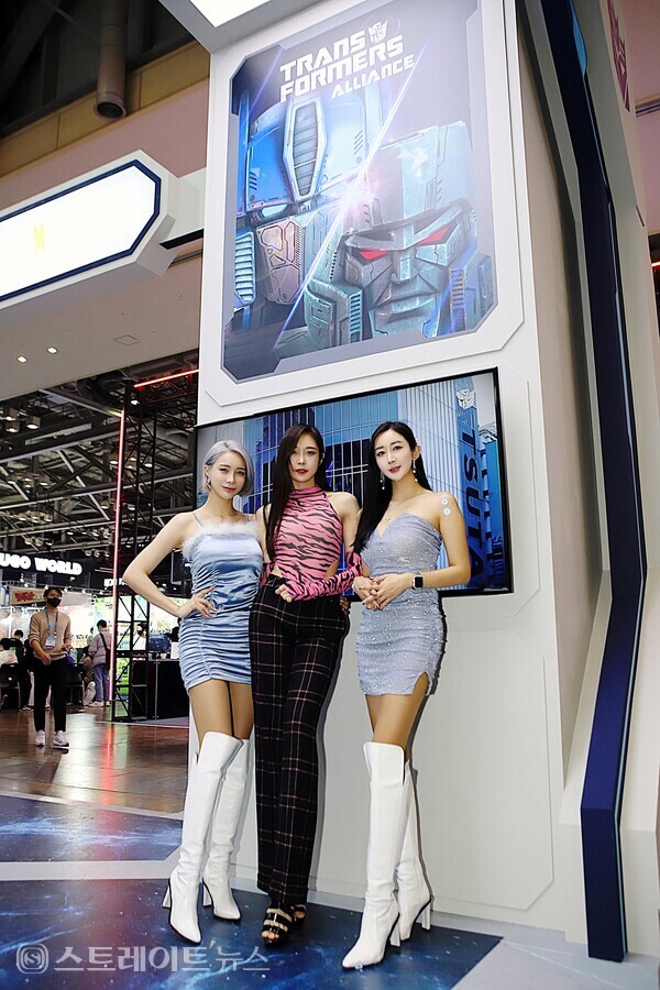 ▲(왼쪽부터) 박하-이미소-한지오가 ‘지스타 2022’가 열리는 부산 벡스코 제1전시장 스노우파이프 부스에서 포즈를 취하고 있다. / 양용은 기자 taeji1368@naver.com