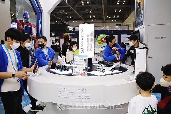 ▲지난 19일 부산 벡스코 제1전시장 스노우파이프 부스에 방문한 관람객들이 다양한 게임체험을 하고 있다.(지스타 2022) / 양용은 기자 taeji1368@naver.com