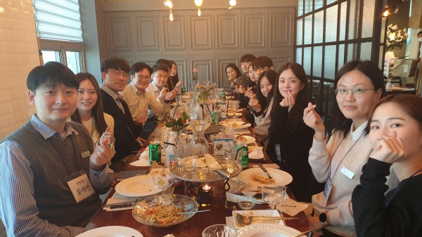 김병수 김포시장과 김포시 새내기 신규공직자들이 지난 10월20일 청렴을 주제로 오찬을 진행한 모습이다./사진=김포시청