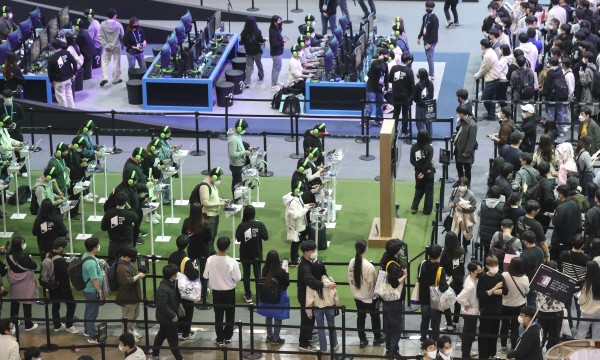 3년 만에 오프라인으로 정상 개최된 국제게임전시회 ‘지스타 2022’가 나흘간의 일정을 마무리했다. 사진은 넥슨 부스에서 게임을 즐기는 참관객들. 연합뉴스