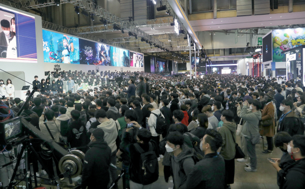 넷마블 부스 앞에 많은 참관객들이 몰려 있다. 연합뉴스