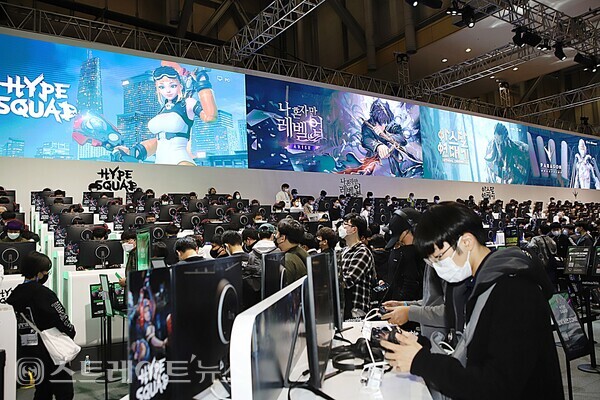 ▲‘지스타 2022’ 개막실 날인 17일 부산 벡스코 제1전시장 넷마블 부스에서는 신작 ‘나혼자만 레벨업 : ARISE’, ‘파라곤 디 오버프라임’, ‘아스달 연대기’ 등 다양한 게임으로 팬들을 맞이했다. / 양용은 기자 taeji1368@naver.com