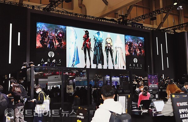 ▲‘지스타 2022’ 개막실 날인 17일 부산 벡스코 제1전시장 카카오게임즈 부스에서 관람객들이 신작 ‘아레스: 라이즈 오브 가디언즈’, ‘가디스오더’, ‘디스테라’ 등 게임을 직접 시연하고 있다. / 양용은 기자 taeji1368@naver.com