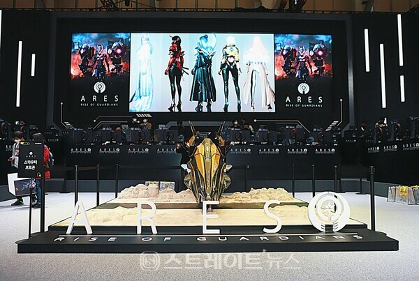 ▲‘지스타 2022’ 개막실 날인 17일 부산 벡스코 제1전시장 카카오게임즈 부스에 설치된 ‘아레스: 라이즈 오브 가디언즈’ 스카우터 포토존 / 양용은 기자 taeji1368@naver.com