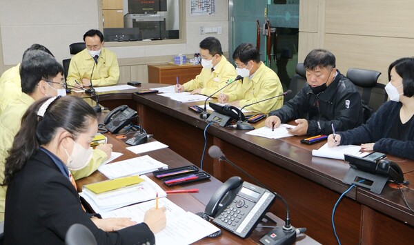 윤병태 나주시장이 22일 오전 관내 오리농장에서 발생한 'H5형 조류인플루엔자(AI)' 항원 검출 관련 긴급대책회의를 주재하고 있다. (사진=나주시)