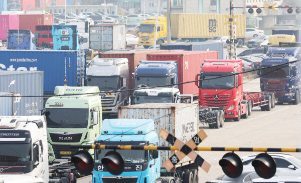 화물연대 총파업을 이틀 앞둔 22일 오전 경기도 의왕시 내륙컨테이너기지(ICD)에서 화물차들이 오가고 있다. 연합뉴스