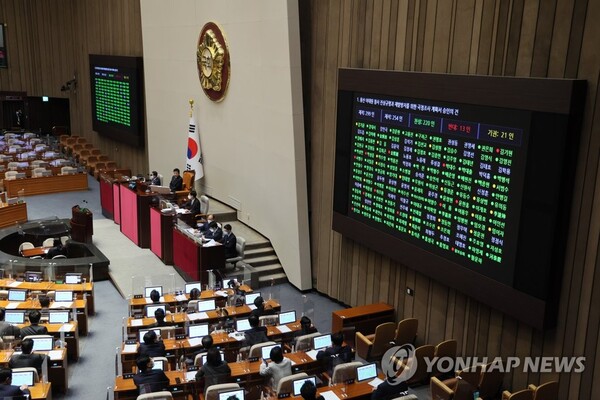 24일 오후 열린 국회 본회의에서 용산 이태원 참사 진상규명과 재발방지를 위한 국정조사 계획서 승인의 건이  재석 254인 중 찬성 220인, 반대 13인, 기권 21인으로 가결되고 있다.(사진=연합뉴스)