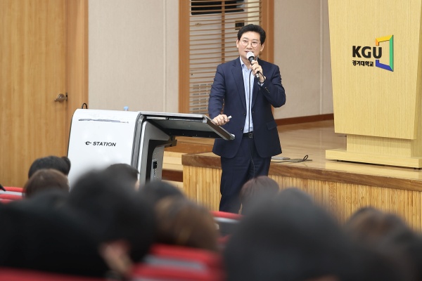 이상일 용인특례시장이 경기대학교 교육대학원에서 초·중·고 예비교사들을 대상으로 특강을 하고 있다./사진=용인특례시청