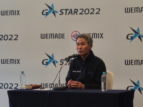 장현국 위메이드 대표가 17일 부산 벡스코(BEXCO)에서 열린 기자 간담회에서 발언하고 있다. [신용수 기자]