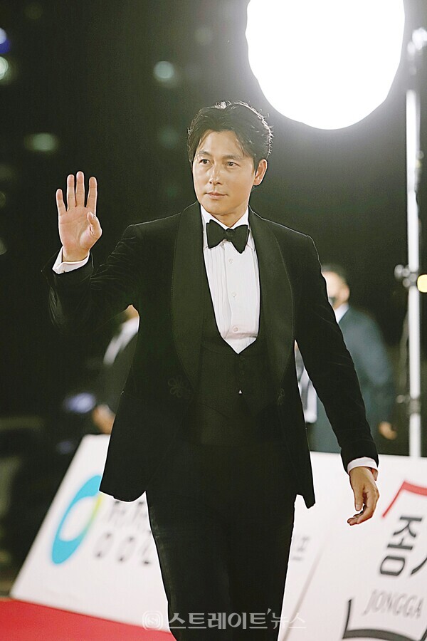 ▲‘제43회 청룡영화상 시상식’ 레드카펫 행사에 참석한 배우 정우성이 팬들에게 손 인사를 건네며 입장하고 있다. / 양용은 기자 taeji1368@naver.com