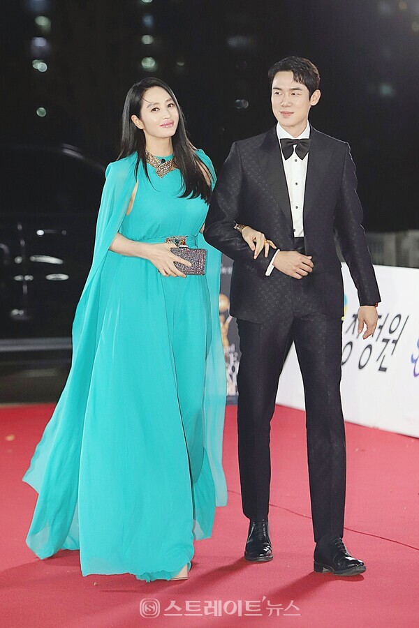▲‘제43회 청룡영화상 시상식’ MC를 맡은 배우 김혜수-유연석이 레드카펫 행사에 참석해 입장하고 있다. / 양용은 기자 taeji1368@naver.com
