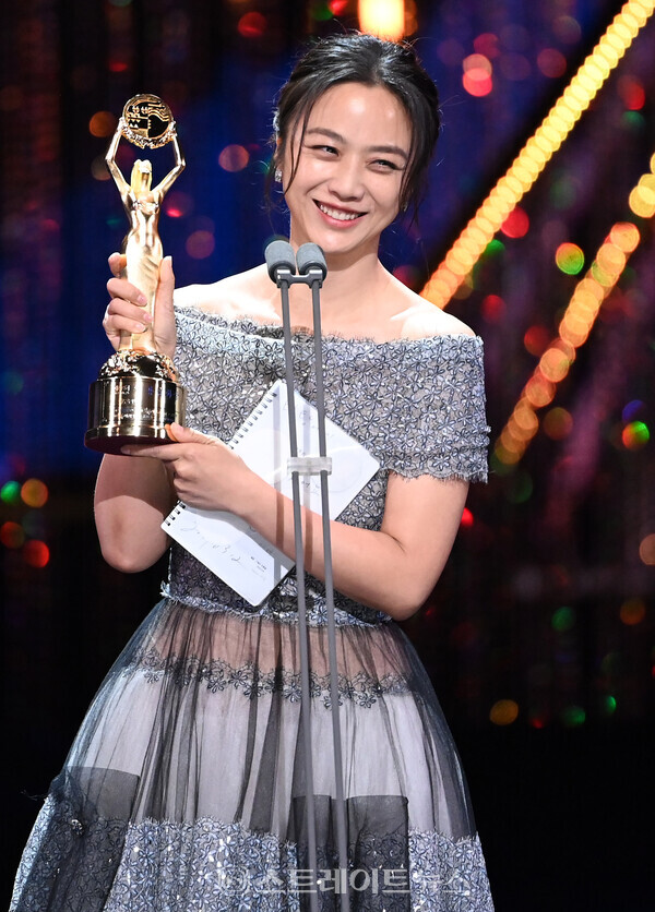 ▲영화 ‘헤어질 결심’으로 ‘제43회 청룡영화상’ 여우주연상을 수상한 탕웨이가 수상소감을 전하고 있다. / 사진=청룡영화상 사무국