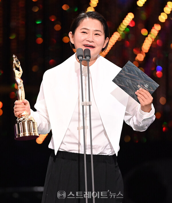 ▲‘제43회 청룡영화상’ 감독상 수상자 박찬욱 감독을 대신해 배우 김신영이 수상소감을 전하고 있다. / 사진=청룡영화상 사무국