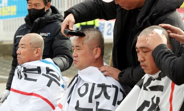 ▲29일 오전 인천시 연수구 인천 신항 선광신컨테이너터미널 앞에서 화물연대 인천지역본부 간부들이 삭발하며 파업 투쟁 의지를 다지고 있다.(사진=연합뉴스)