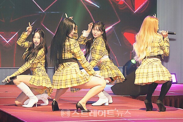 ▲댄스 걸그룹 레이샤 (왼쪽부터) 시아-고은-보름-채진이 히트곡 ‘Party Tonight’을 열창하고 있다.(2022 K-브랜드 문화축제) / 양용은 기자 taeji1368@naver.com