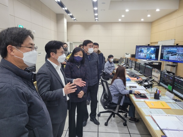 김병수 김포시장이 김포골드라인 운행장애 현장점검을 하고 있다./사진=김포시청
