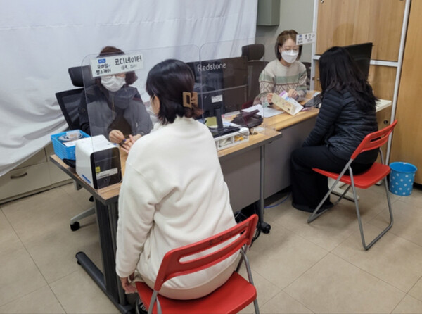 모바일 헬스케어사업 참여자들이 건강검진을 받고 있다./사진=고양특례시청