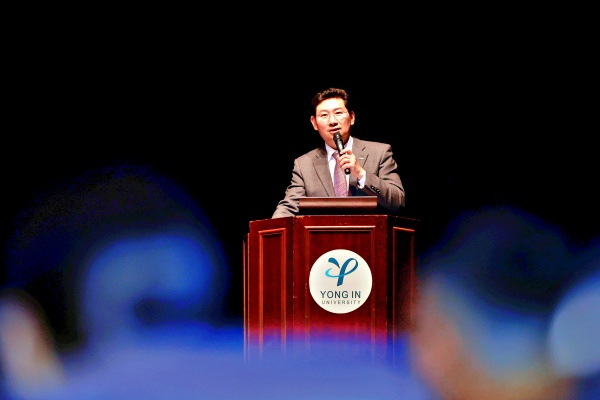 이상일 용인특례시장이 용인대학교 교육대학원 학술 세미나에 강연자로 참석해 200여 명의 학생에게 리더가 가져야 할 덕목과 경계해야 할 것들을 이야기 하고 있다./사진=용인특례시청