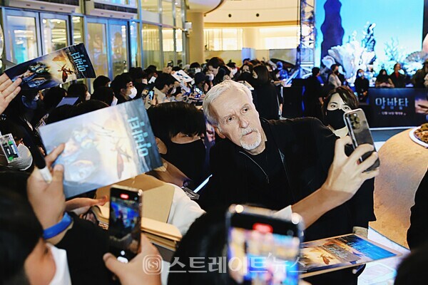 ▲제임스 카메론(James CAMERON) 감독이 지난 9일(금) 오후 서울 영등포구 타임스퀘어에서 열린 영화 ‘아바타: 물의 길’ 블루카펫 행사에 참석해 한국 팬들과 다정하게 셀카를 찍고 있다. / 양용은 기자 taeji1368@naver.com