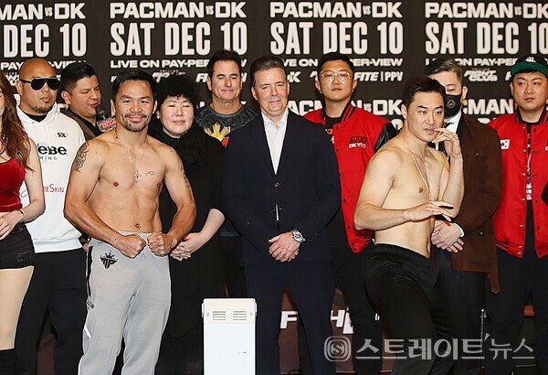 ▲매니 파퀴아오(Manny Pacquiao)와 유대경(DK YOO)이 지난 10일(토) 오전 11시 경기도 고양시 일산 킨텍스 그랜드볼룸에서 열린 ‘파퀴아오 vs DK YOO 스페셜 매치 계체량 이벤트’에서 기념 포토타임을 가졌다. / 양용은 기자 taeji1368@naver.com