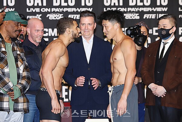 ▲김신용과 모리스 리가 지난 10일(토) 오전 11시 경기도 고양시 일산 킨텍스 그랜드볼룸에서 열린 ‘파퀴아오 vs DK YOO 스페셜 매치 계체량 이벤트’에서 팽팽한 기싸움을 펼치고 있다.  / 양용은 기자 taeji1368@naver.com