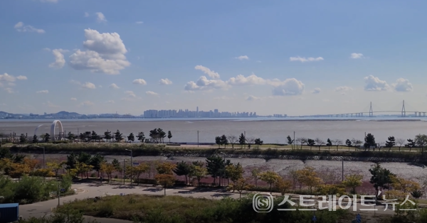 '영종 오션파크 모아엘가 그랑데'인천 송도 앞바다와 인천대교가 한눈에 들어오는 오션 뷰가 강점이다. 건설 중인 인천 제3 연륙교와 씨사이드 조성이 분양의 호재다. (사진 : 이준혁 기자)