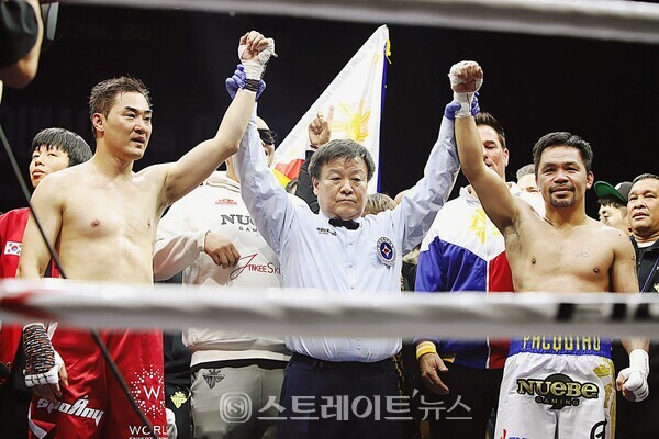▲지난 11일(일) 경기도 고양시 일산 킨텍스에서 ‘매니 파퀴아오 vs DK YOO(유대경) 스페셜 매치’에서 파퀴아오가 무술가 DK YOO(유대경)을 압도하며 심판 전원일치 판정승을 거뒀다. / 양용은 기자 taeji1368@naver.com