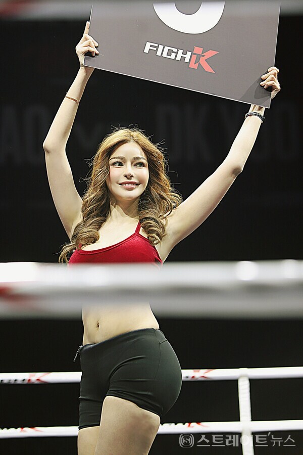 ▲지난 11일(일) 경기도 고양시 일산 킨텍스에서 ‘매니 파퀴아오 vs DK YOO(유대경) 스페셜 매치’에서 아름다운 라운드 걸이 링을 한 바퀴 돌며 라운드를 알리고 있다. / 양용은 기자 taeji1368@naver.com