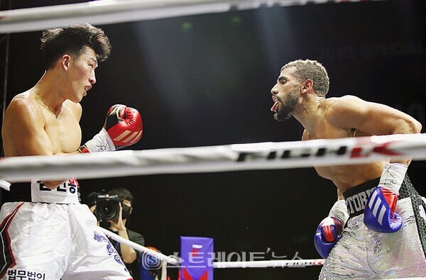 ▲지난 11일(일) 경기도 고양시 일산 킨텍스에서 열린 ‘매니 파퀴아오 vs DK YOO 스페셜 매치’ 코메인 경기에서 모리스 리(Maurice Lee)가 김신용에게 ‘메롱’으로 도발하고 있다. / 양용은 기자 taeji1368@naver.com