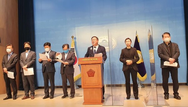 민주당 민생경제위기대책위원회(위원장 김태년)는15일 11시 국회소통관 기자회견에서 소상공인·자영업자 유동성 위기 대응을 위한 직접대출·대환대출 등 현재 시행하고 있는 정책에서 더 포용적이고 적극적인 금융지원이 실현될 수 있도록 신속한 제도개선을 강력히 촉구하며 긴급대책을 제안하고 있다. 이날 기자회견에는 발언 중인 김태년 위원장을 비롯해 이동주, 홍성국, 홍기원, 오기형, 김경협 의원이 참석했다.(사진=이제항 선임기자)