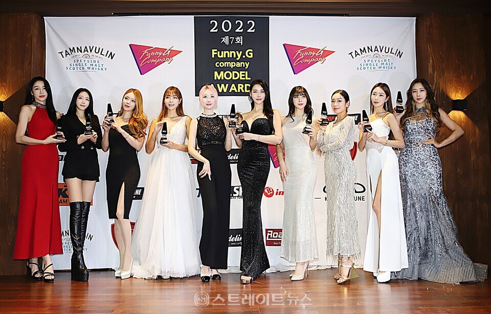 ▲올해의 레이싱모델상 수상자 (왼쪽부터) 김미진(시하)-김하음-김효진-강이나-신소향-이효영-주나일-허애선-이수빈-오아희가 포토타임을 가졌다.(2022 퍼니지컴퍼니 모델 어워즈) / 양용은 기자 taeji1368@naver.com