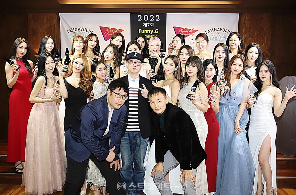▲퍼니지컴퍼니 연규삼 대표-김진형 본부장-박종복 과장과 레이싱모델 이효영-김하음-오아희-강이나-신소향-김미진(시하)-이수빈-허애선-주나일-한채이-민채윤-임서아-송수빈-홍지은-김효진-한민영-유리-손비로하-이하린-스칼렛-이슬비-석다윤-나린아 등 수상자들 단체 기념촬영(2022 퍼니지컴퍼니 모델 어워즈) / 양용은 기자 taeji1368@naver.com