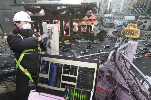 KT 네트워크 전문가가 번화가의 기지국을 점검하고 있다. kt 제공