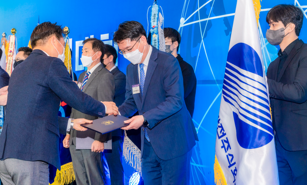 남부발전 관계자가 서울 양재 더케이호텔 서울에서 열린 ‘2022 신기술실용화 촉진대회’에서 국무총리 표창을 수상하고 있다.