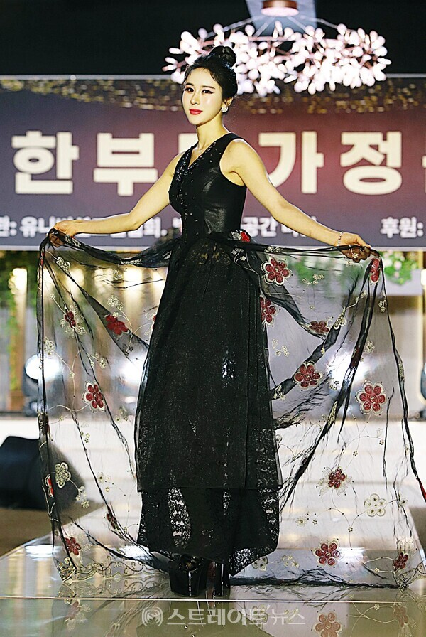 ▲미시즈 모델 김진희가 멋진 포즈를 취하고 있다.(제10회 유니버셜 모델협회 한부모 가정돕기 패션쇼) / 양용은 기자 taeji1368@naver.com