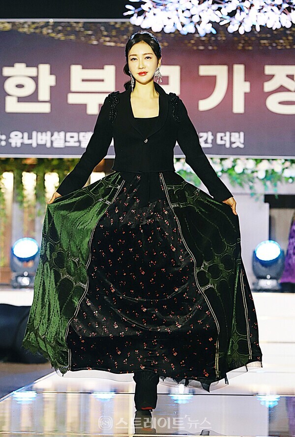 ▲모델 주윤서가 멋진 워킹을 선보이고 있다.(제10회 유니버셜 모델협회 한부모 가정돕기 패션쇼) / 양용은 기자 taeji1368@naver.com