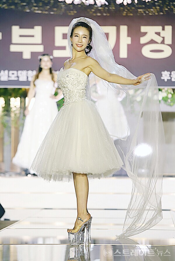 ▲시니어 모델 박경라가 멋진 포즈를 취하고 있다.(제10회 유니버셜 모델협회 한부모 가정돕기 패션쇼) / 양용은 기자 taeji1368@naver.com