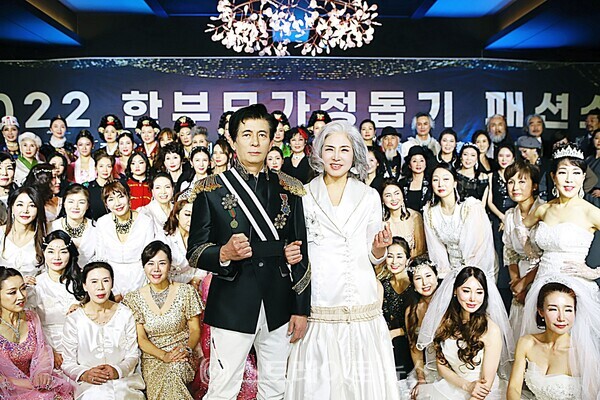 ▲실버아이TV 카메라 감독이 뽑은 올해의 모델로 선정된 시니어 모델 김건재, 임상혁이 기념 포토타임을 가졌다.(제10회 유니버셜 모델협회 한부모 가정돕기 패션쇼) / 양용은 기자 taeji1368@naver.com