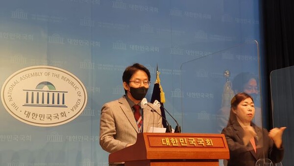 국회사무처 정환철 공보기획관의 국회 정례브리핑 모습(사진=이제항 선임기자)