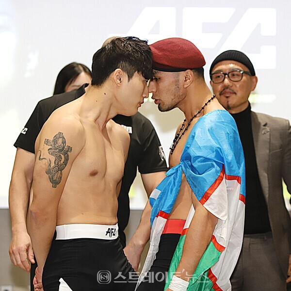 ▲계체를 마친 아지백(오른쪽)이 김영우(왼쪽)를 도발하고 있다.(AFC 22 ‘DIE DIE’ 계체량 이벤트) / 양용은 기자 taeji1368@naver.com